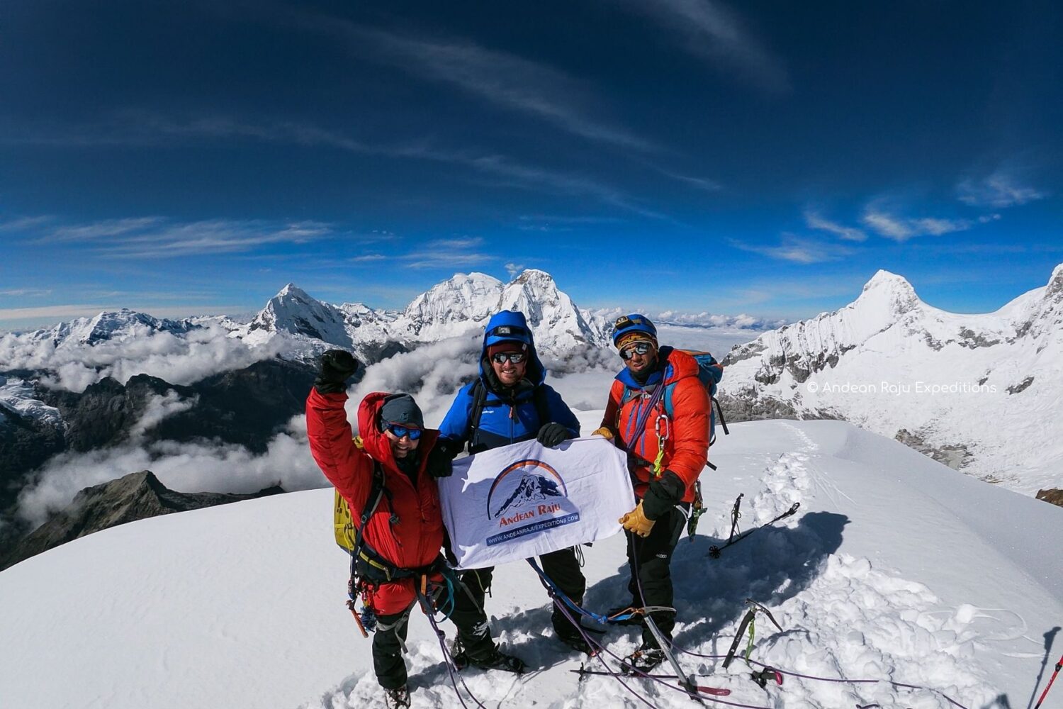 Nuestros clientes de Rusia, Colombia y España en la cima del NEvado Pisco
