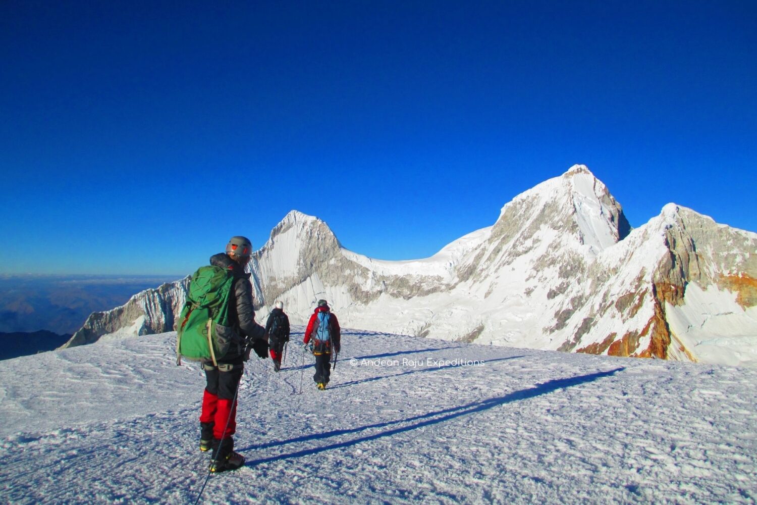 Nuestros clientes descendiendo de la Cumbre del Nevado Pisco