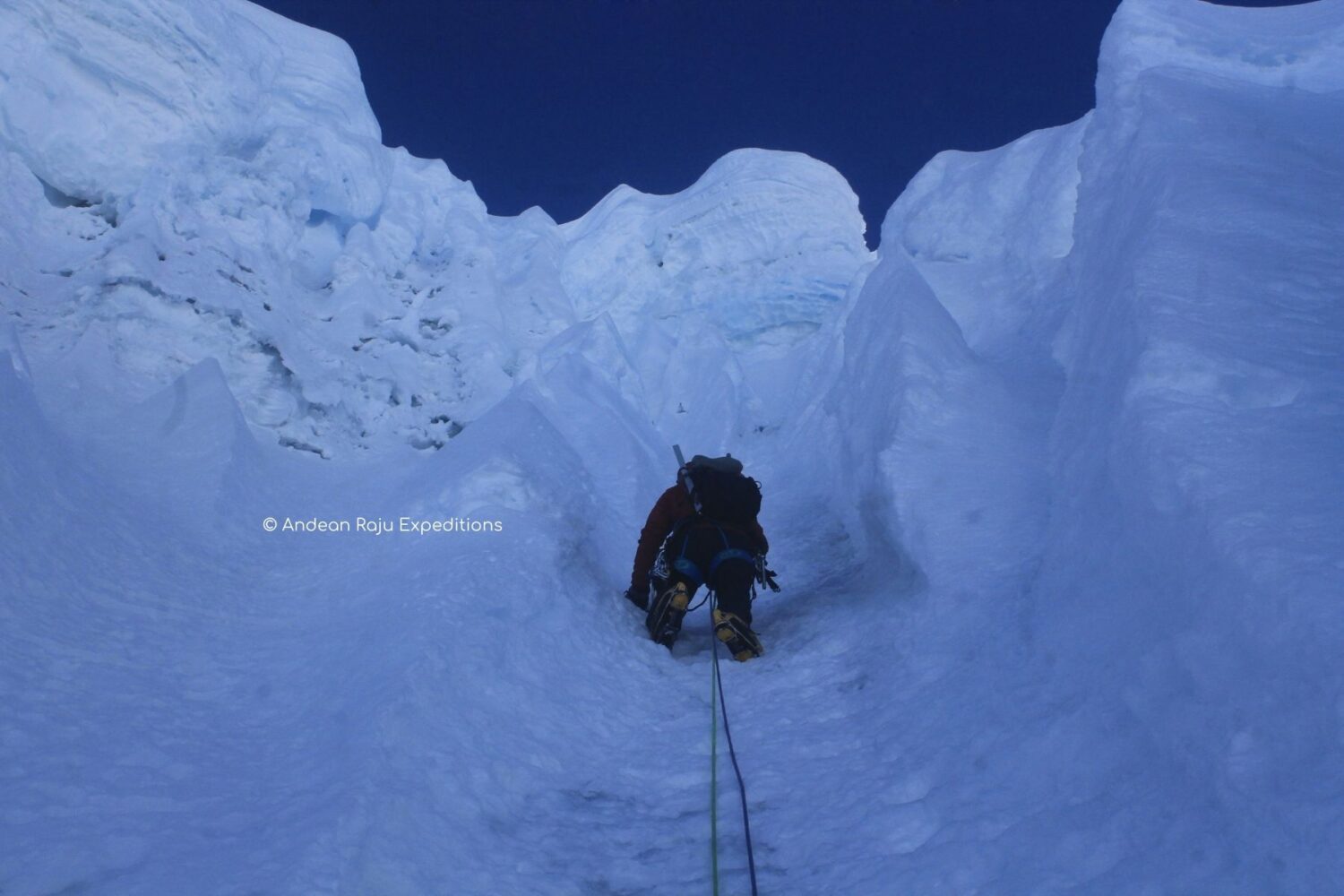 Escalando la pared del Nevado Alpamayo