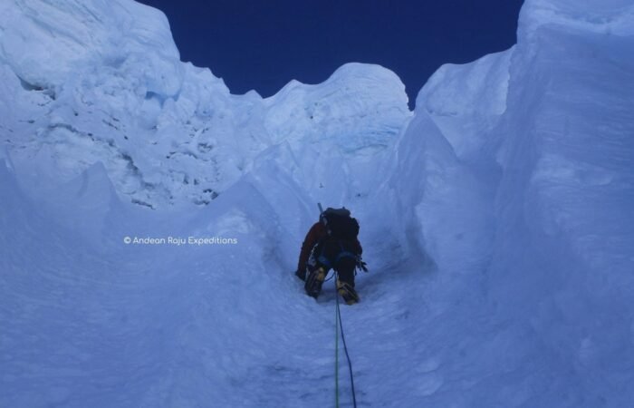 Escalando la pared del Nevado Alpamayo